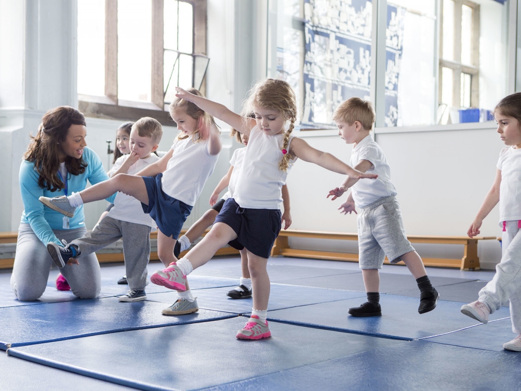 Игры в помещении для группы. Детский фитнес. Спортивные занятия для детей. Физическая культура дети. Физкультура для дошкольников.